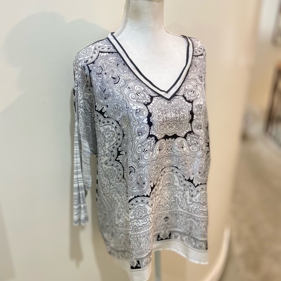 Cabi black & white mixed print v neck silk/viscose top high low hem 3/4 sleeve - Picture 10 of 13